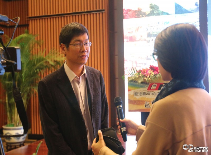 全國超級卡車(chē)大賽組委會(huì )常務(wù)副主席李上雄接受采訪(fǎng) 商用車(chē)之家