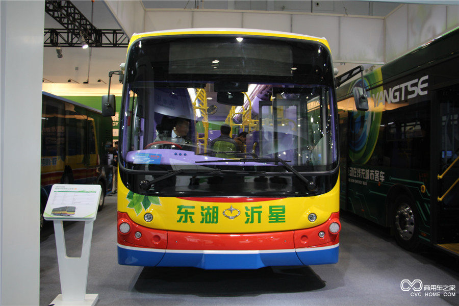 2015節能與新能源汽車(chē)成果展東湖新能源低地板公交車(chē)
