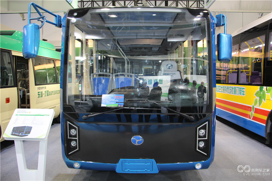 2015節能與新能源成果展 揚子江純電動(dòng)城市客車(chē)