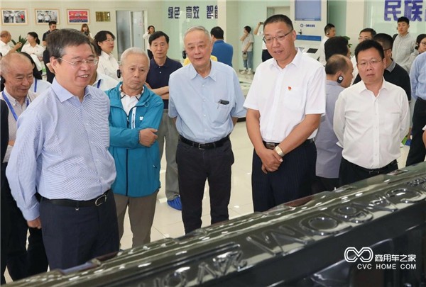 3、一汽解放事業(yè)本部本部長(cháng)助理，解放公司總經(jīng)理助理，解放發(fā)動(dòng)機事業(yè)部黨委書(shū)記、總經(jīng)理錢(qián)恒榮（右二），陪同安亭指數專(zhuān)家團參觀(guān)奧威發(fā)動(dòng)機生產(chǎn)基地_副本1.jpg
